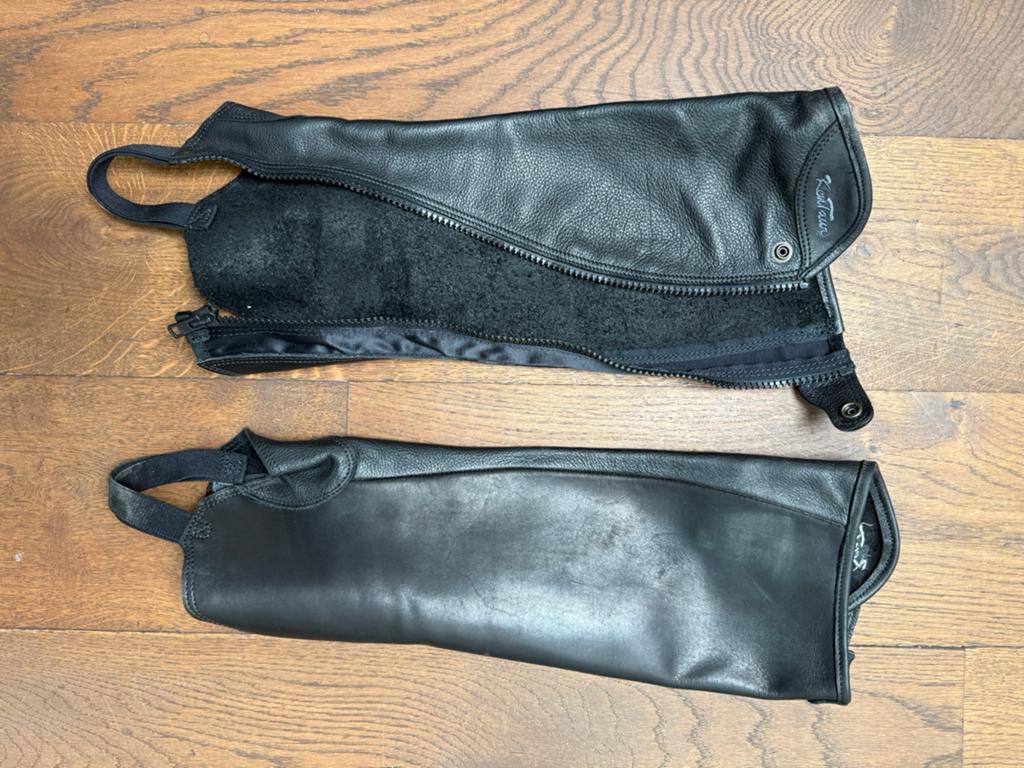 Chaps zwart voor volwassene (41/36,5) en kind (m), Ophalen, Zo goed als nieuw