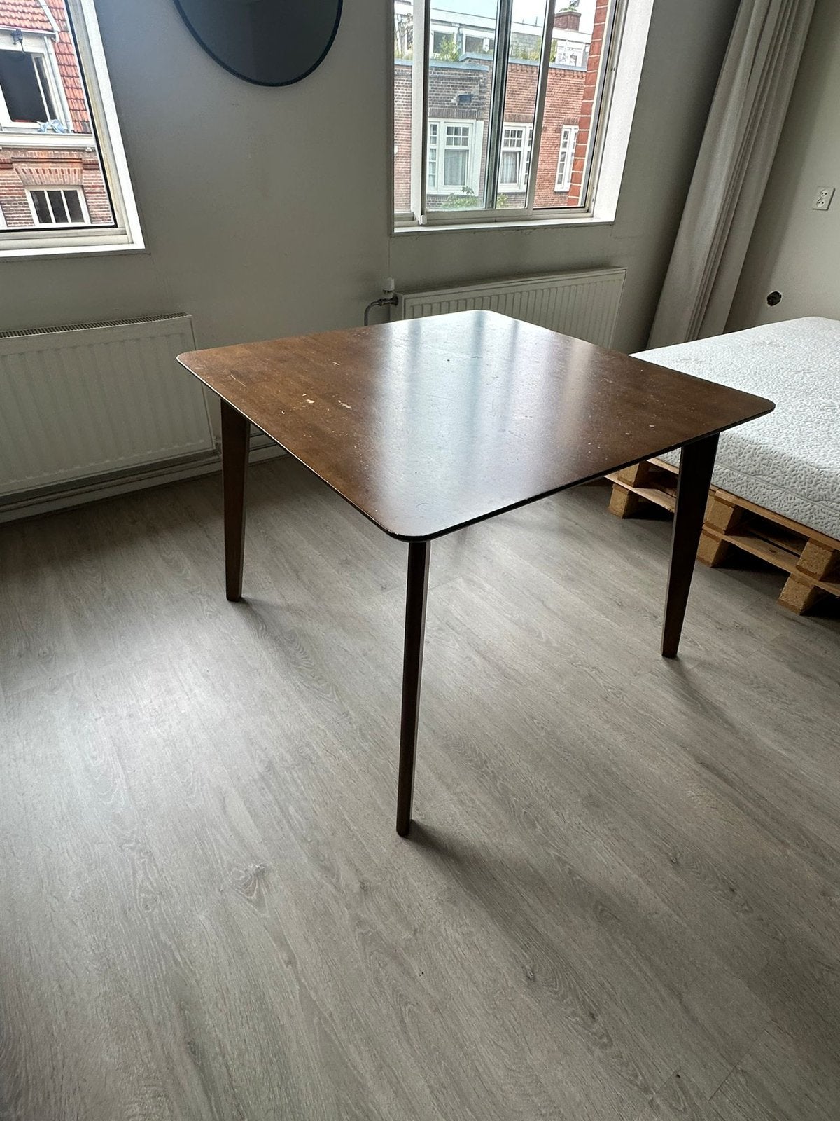 Vierkante eettafel - 100 x 100 cm - van SKLUM, Ophalen, Zo goed als nieuw, Rechthoekig, 50 tot 100 cm