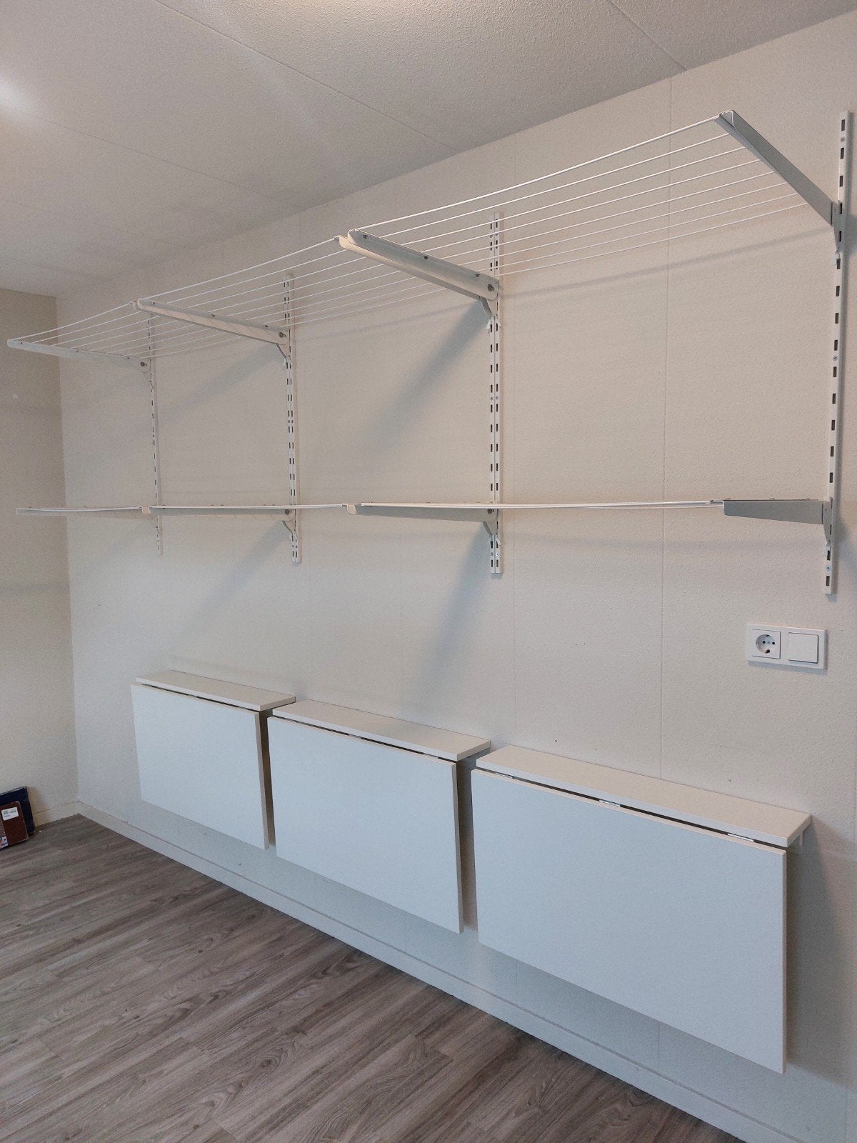 3 klaptafels Norberg van Ikea en 6 inklapbare wasrekken