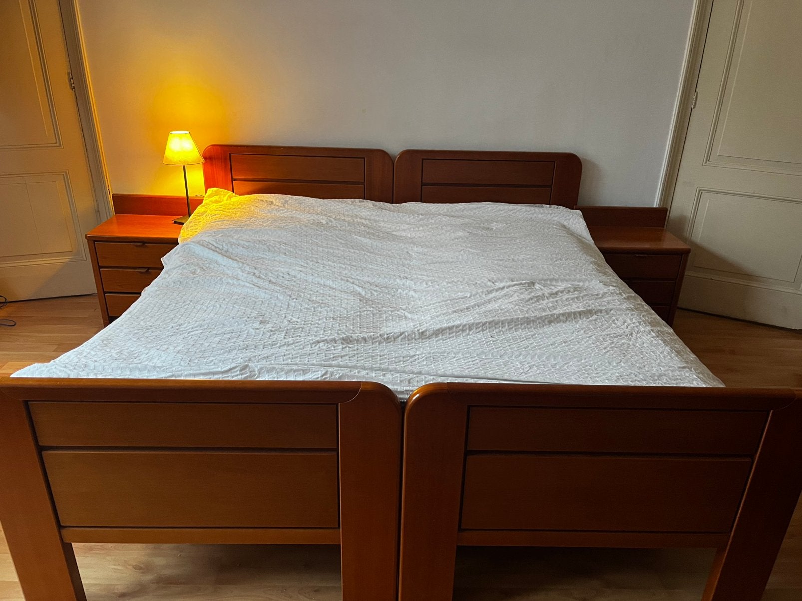 Mooie houte mid century bedden met nachtkastjes, Ophalen, Gebruikt, Tweepersoons, Mid century, vintage