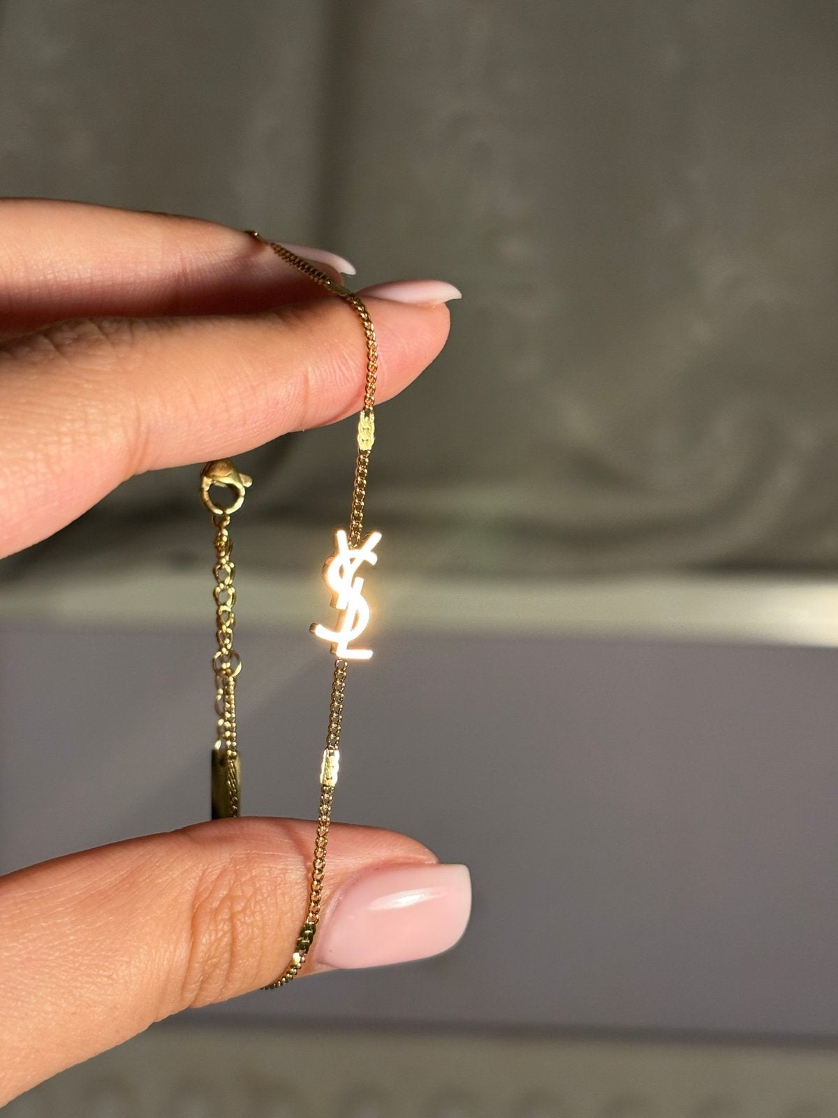 Gouden Enkelbandje met YSL Logo, Sieraden, Tassen en Uiterlijk, Enkelbandjes en Enkelkettinkjes, Verzenden, Nieuw, Overige materialen