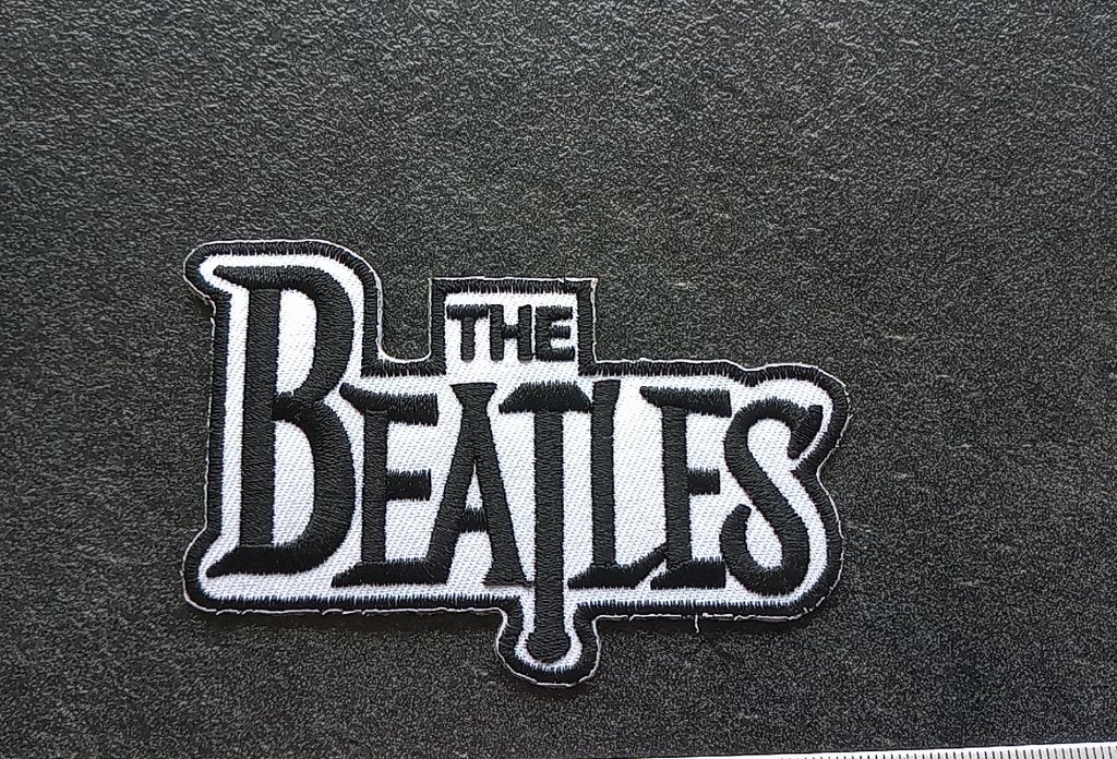 The Beatles mooie shaped zwart/wit logo patch b36, Verzenden, Nieuw, Kleding