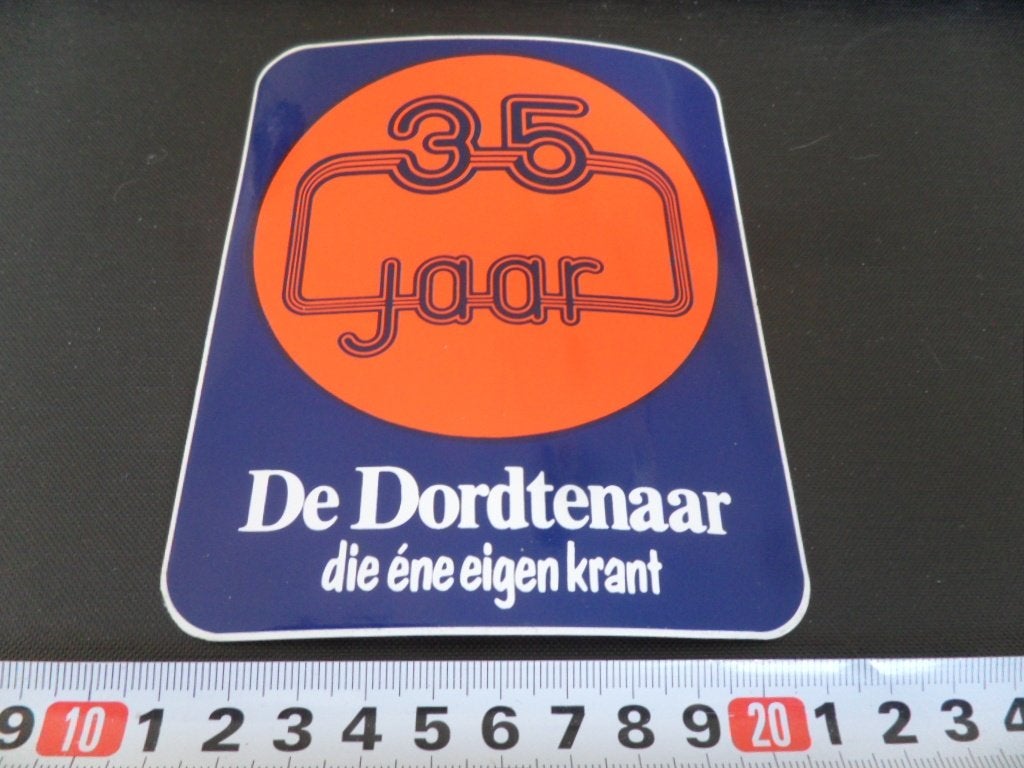 sticker 35 jaar de dordtenaar die éne eigen krant, Verzamelen, Ophalen of Verzenden, Zo goed als nieuw