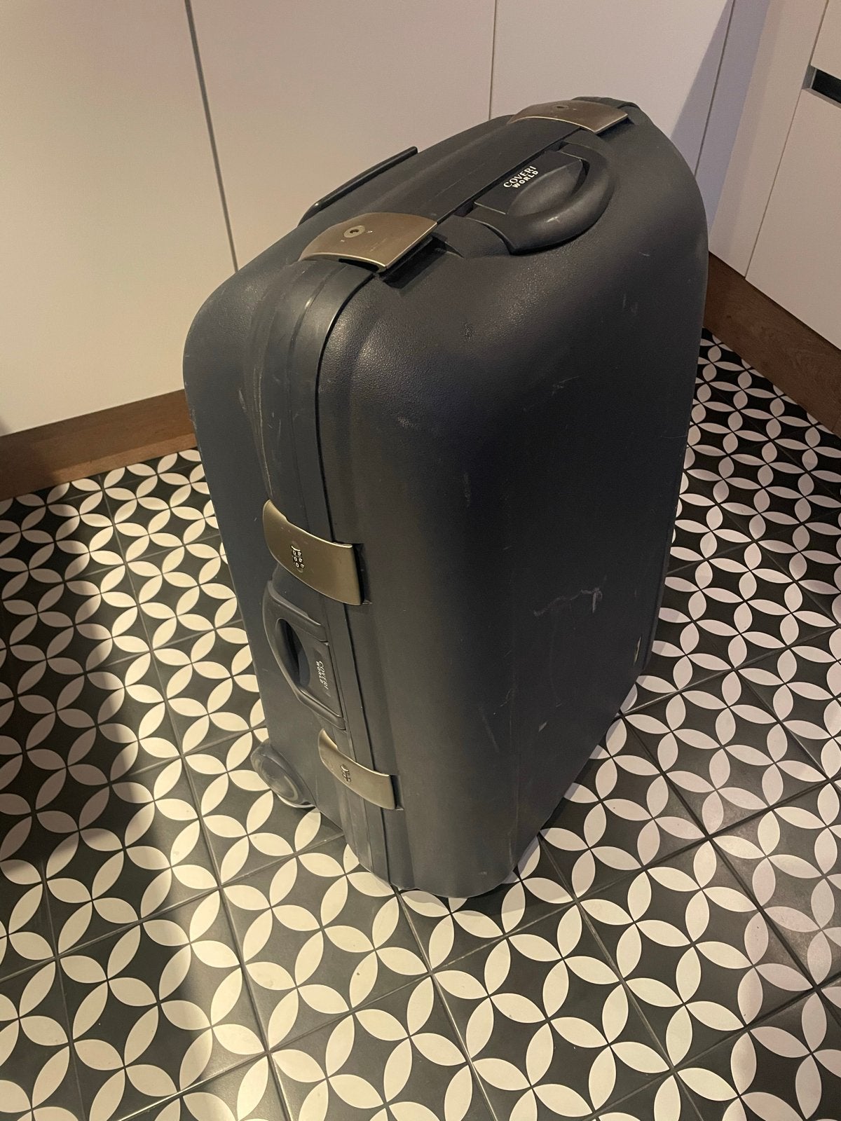 Donkerblauwe koffer met wieltjes en slot, Gebruikt, Hard kunststof, Slot, 35 tot 45 cm