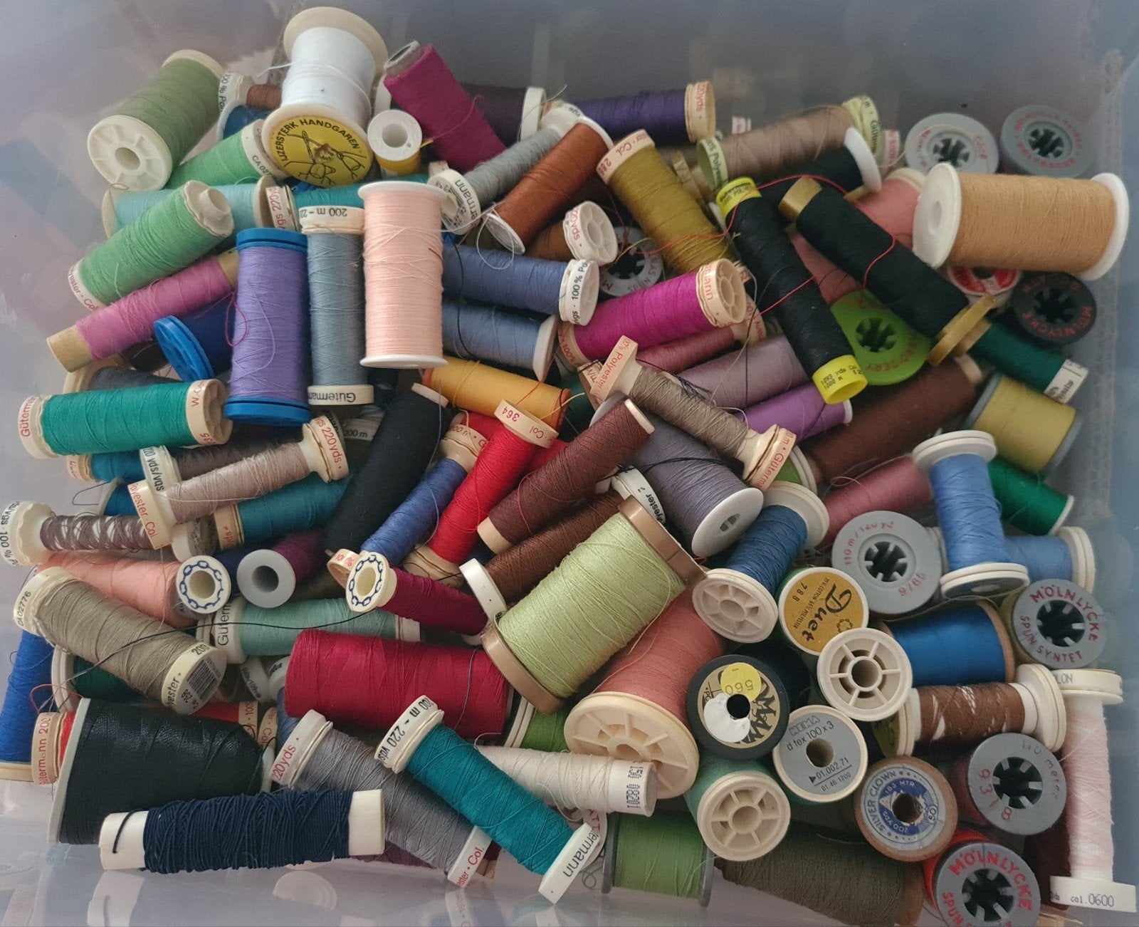 Grote partij naaigaren - diverse kleuren, Hobby en Vrije tijd, Ophalen of Verzenden, Garen of Naald(en)