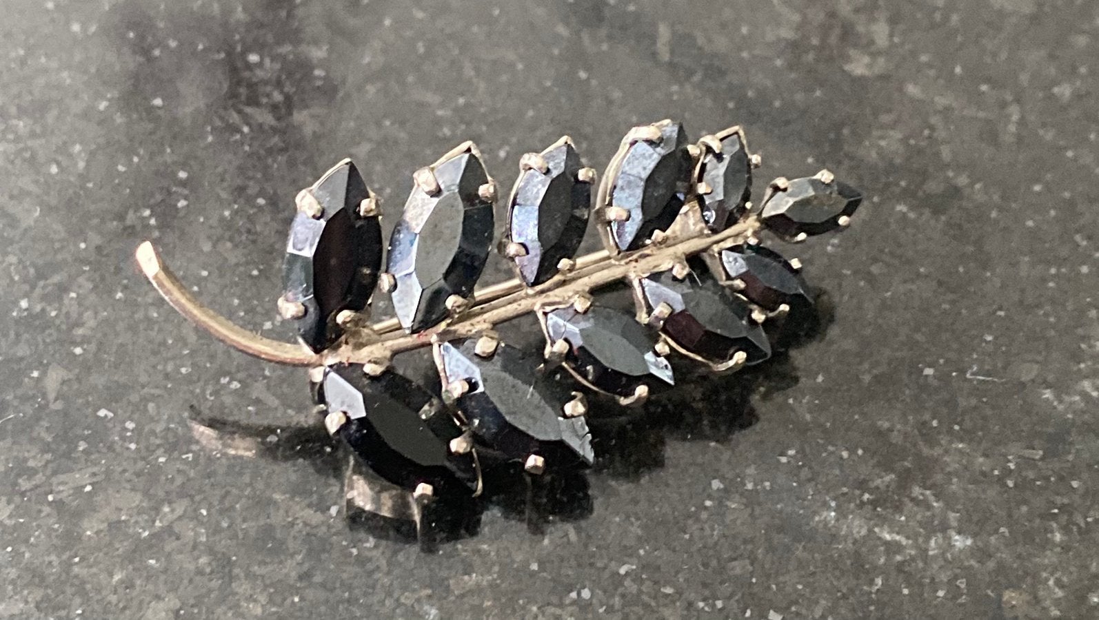 Vintage zwarte strass steen bladbroche - 3,8 cm, Ophalen of Verzenden, Zo goed als nieuw, Zwart, Overige materialen