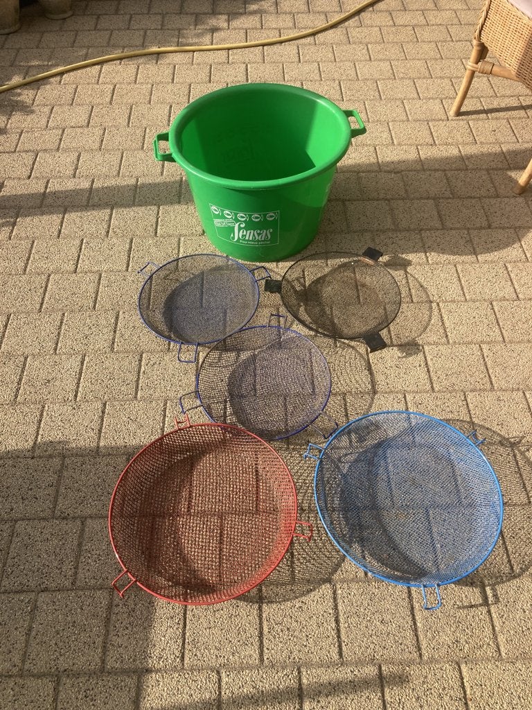 Te Koop Grote SENSAS Emmer met 5 verschillende zeven, Ophalen, Gebruikt, Overige typen