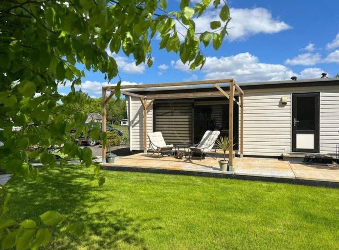 Sfeervol chalet te koop in Drenthe met standplaats, Caravans en Kamperen, Particulier, Koelkast, Tot en met 2