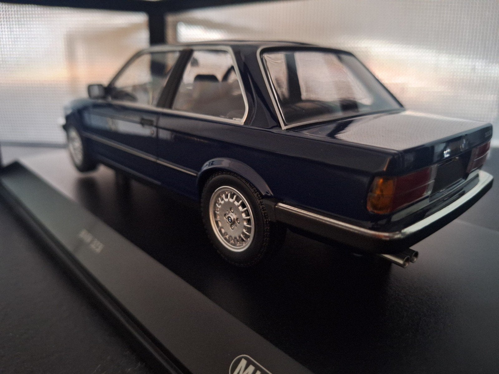 BMW 323i (E30) 1982 donker blauw Schaal 1:18, Minichamps, Auto, Nieuw, Ophalen of Verzenden