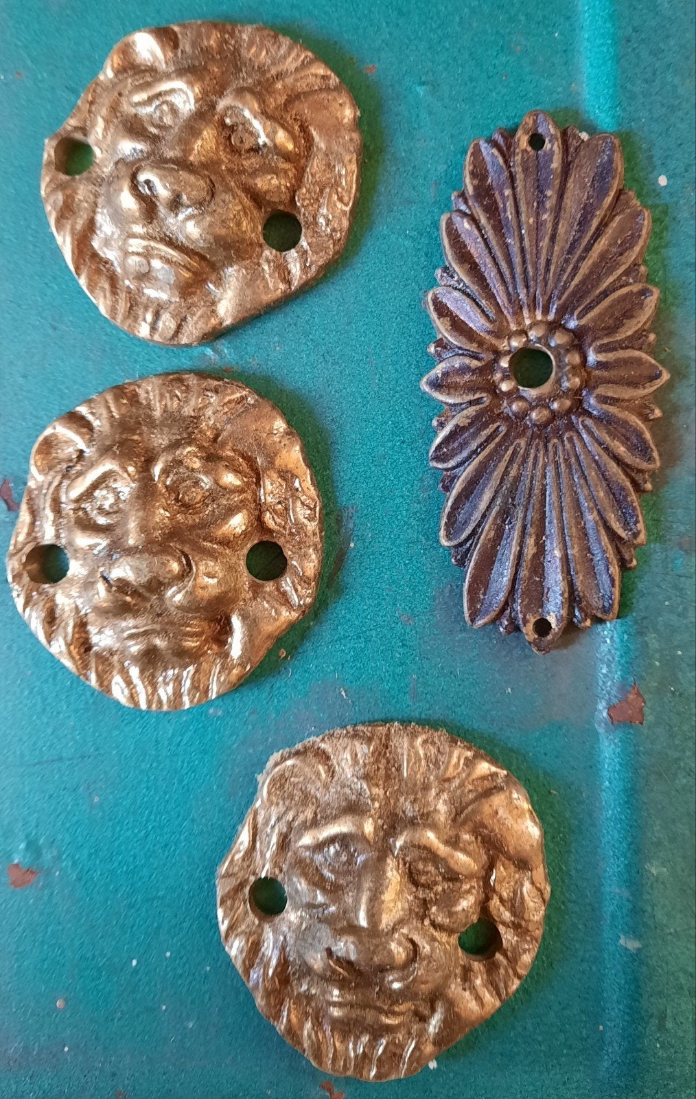 Decoratieve metalen ornamenten - Leeuwenkop en bloem, Ophalen of Verzenden, Nieuw