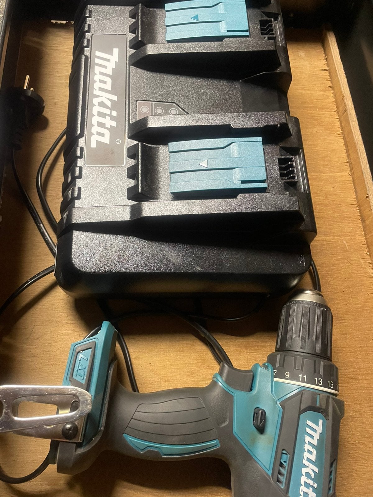 Nieuwe makita boormachine en dubbele lader, Doe-het-zelf en Verbouw, Gereedschap | Boormachines, Ophalen, Zo goed als nieuw, Boormachine