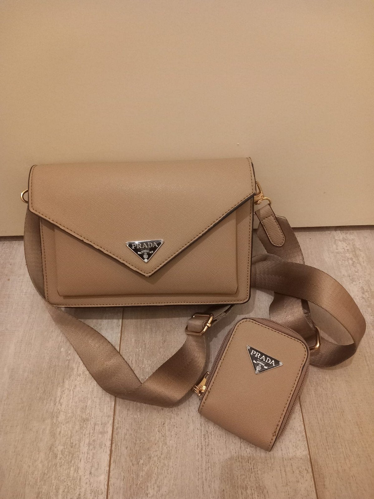 Beige/bruine Prada tas met klein tasje - Zo goed als nieuw, Ophalen of Verzenden, Zo goed als nieuw, Beige, Schoudertasje