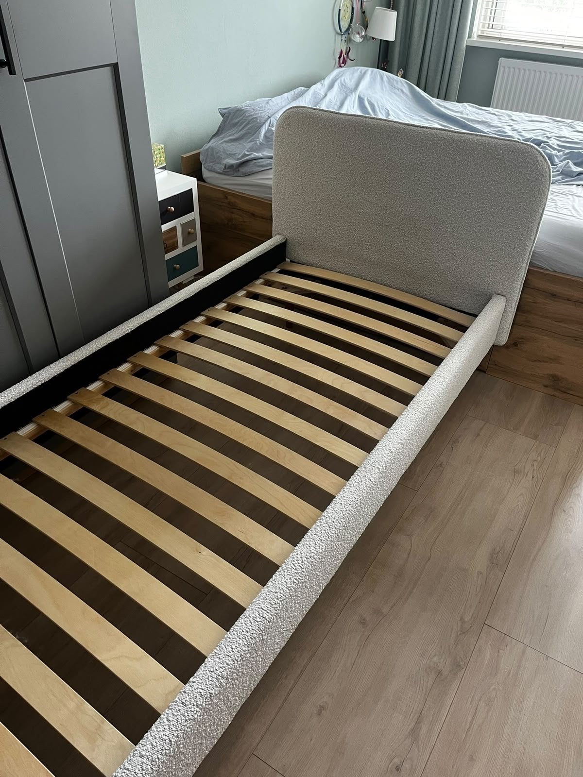 Eenpersoons ledikant met stoffen bekleding, Gebruikt, 90 cm, Eenpersoons, Beige