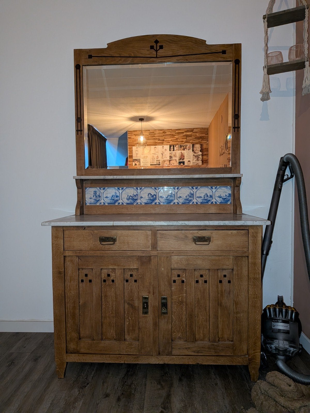 Antieke kast met spiegel en Delfts blauwe tegels, Antiek en Kunst, Antiek | Meubels | Kasten, Ophalen