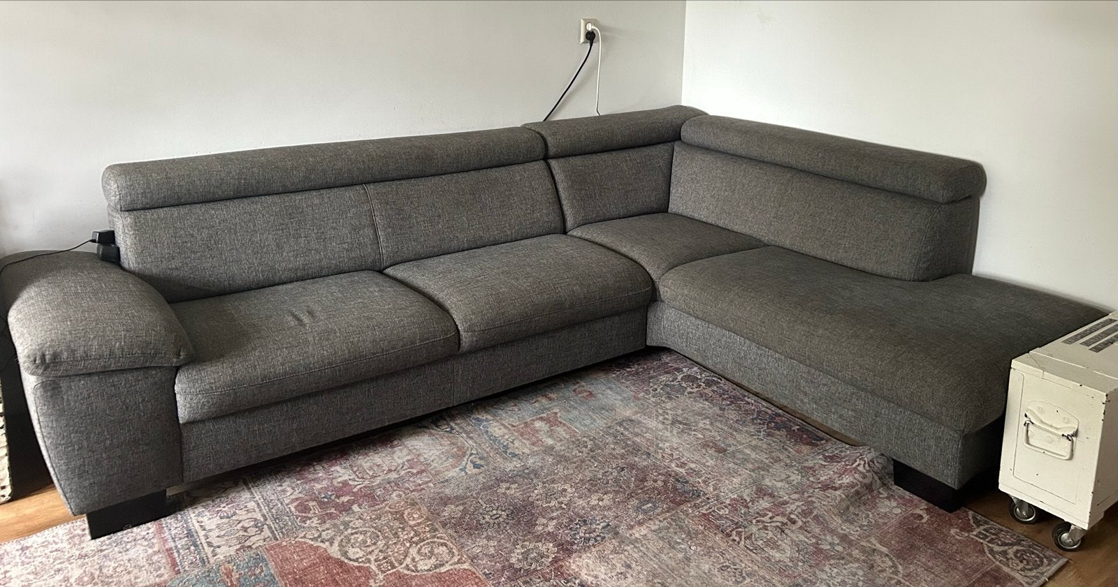 Grijze hoekbank met verstelbare hoofdsteunen, Huis en Inrichting, Ophalen, 250 tot 300 cm, Gebruikt, 125 tot 150 cm