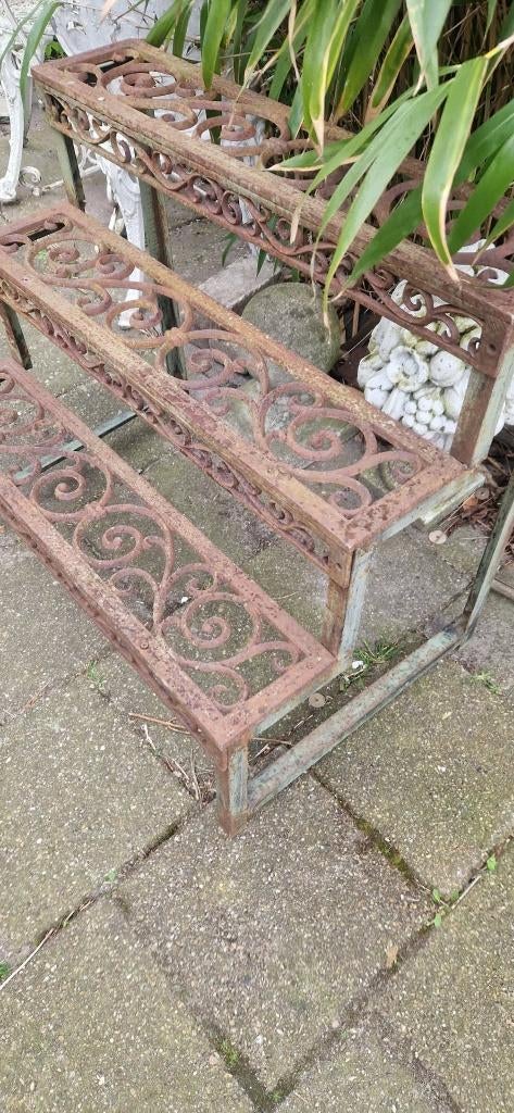 Mooie sierlijke gietijzeren etagère met 3 plateaus(brocante), Huis en Inrichting, Woonaccessoires | Etagères, Ophalen, Gebruikt