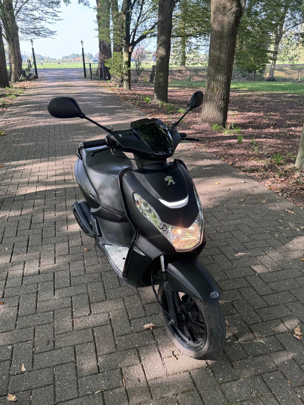 Peugeot Kisbee Black Edition Scooter - Zwart, Ophalen of Verzenden, Gebruikt, Maximaal 25 km/u, Overige modellen