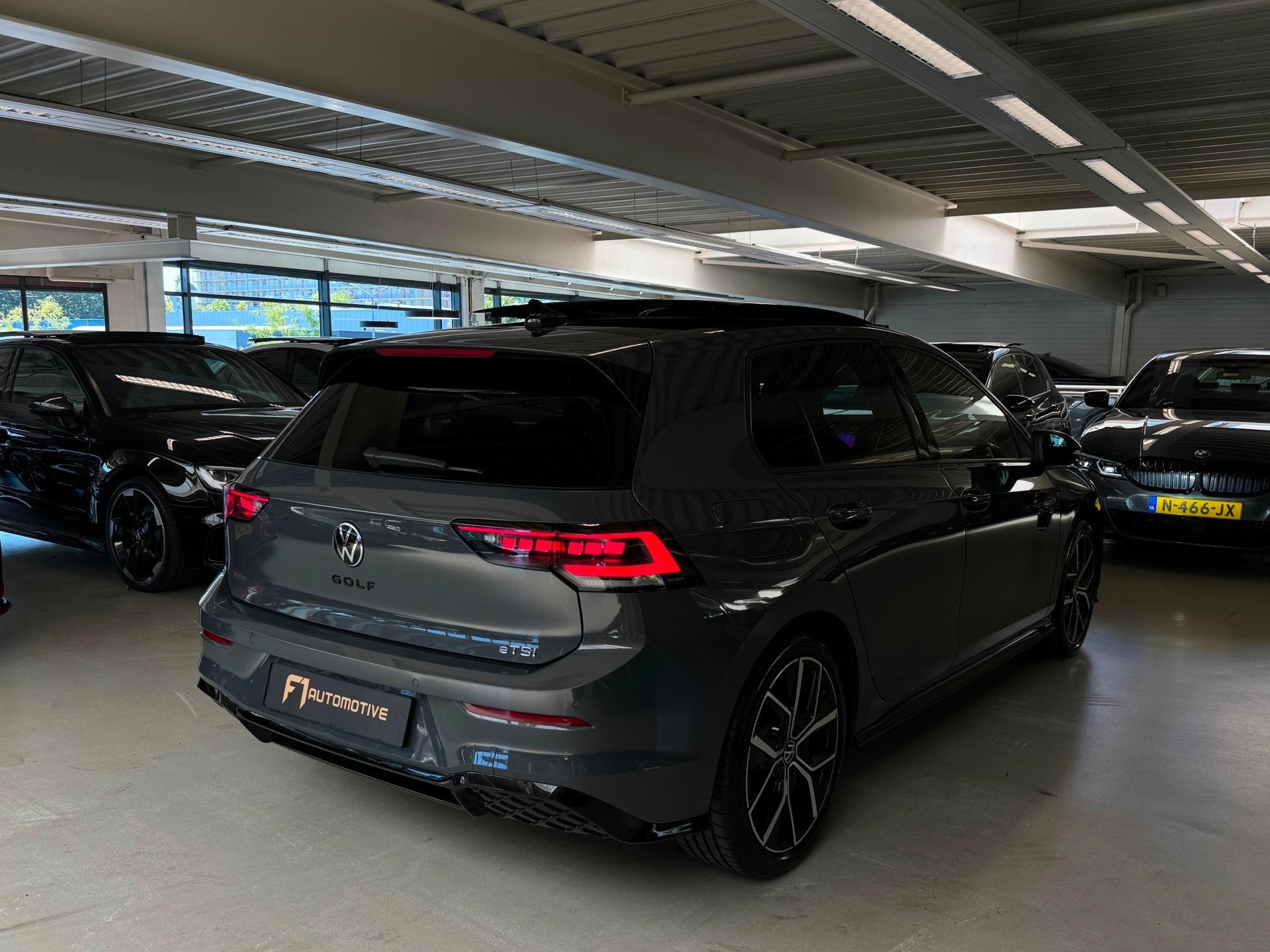 Volkswagen GOLF 1.5 eTSI Pano|HuD|Trekhaak|360 Camera|Keyles, Auto's, Dealer onderhouden, 150 pk, Alcantara, Bedrijf