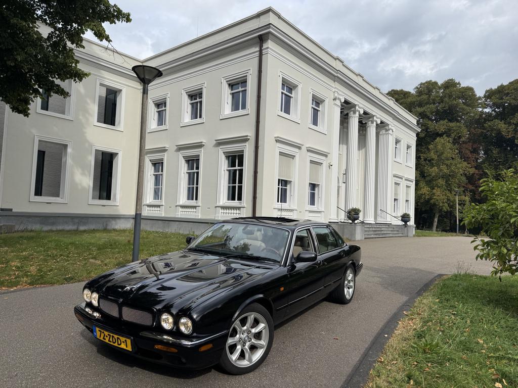 Jaguar XJR 4.0 V8,SUPERCHARGED, SCHUIFDAK (bj 2001), Automaat, Achterwielaandrijving, Zwart, Leder