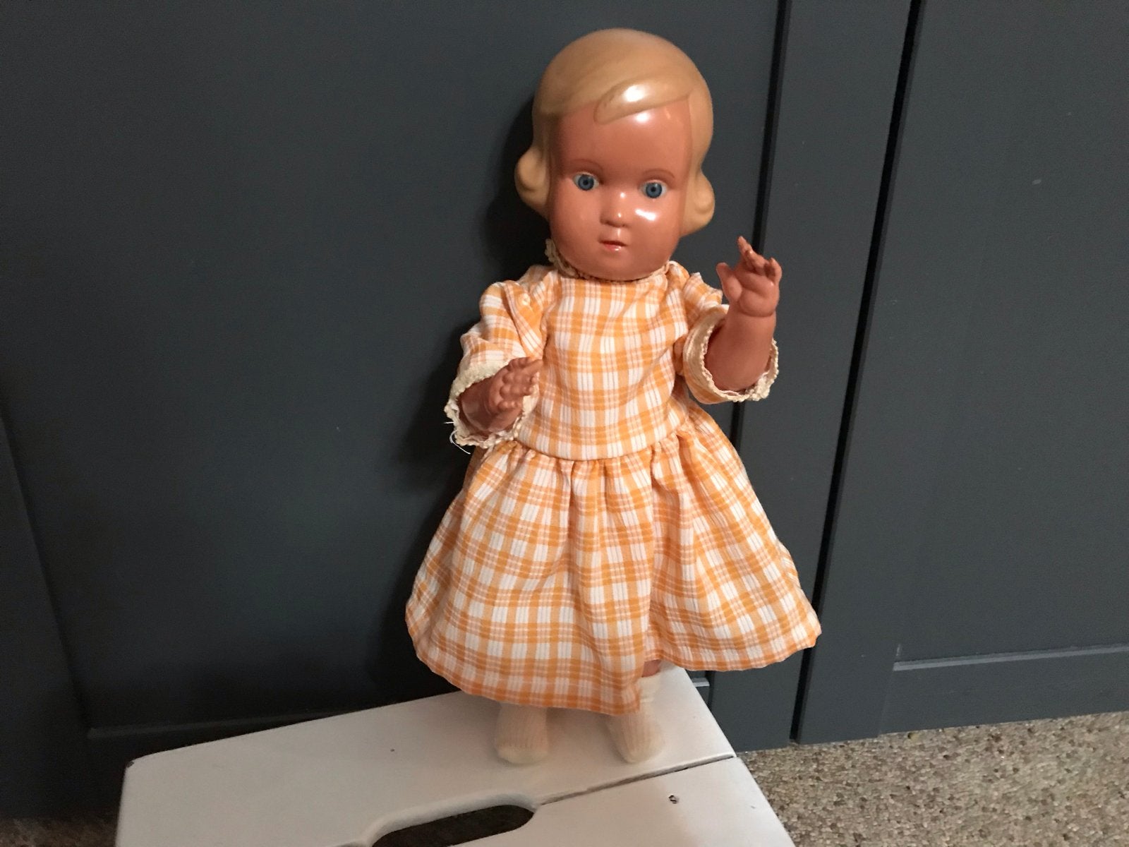 Vintage pop met oranje geruite jurk, gemerkt 36, Ophalen of Verzenden, Gebruikt, Pop