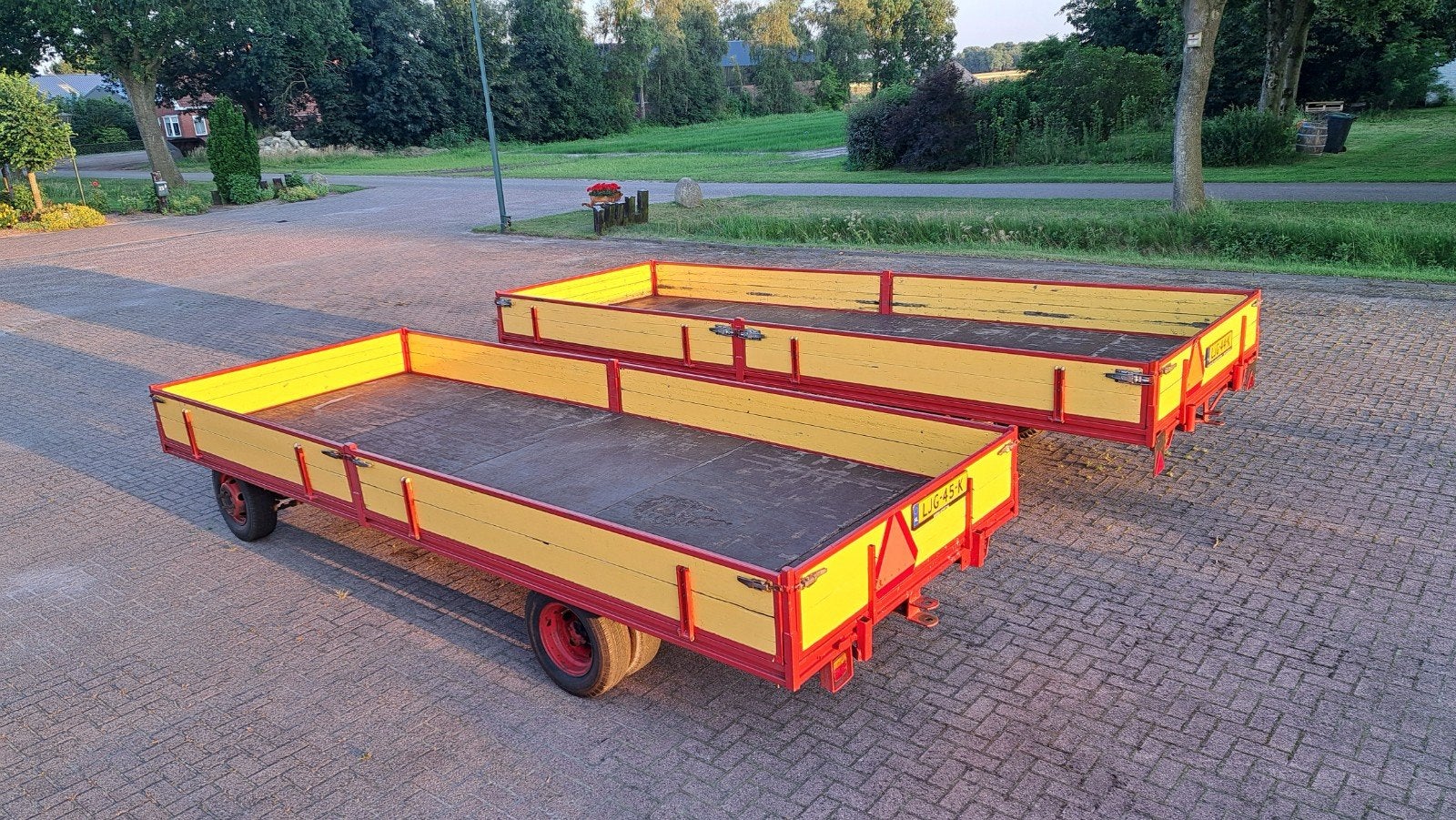 Twee robuuste landbouwwagens met kenteken, Ophalen, Transport