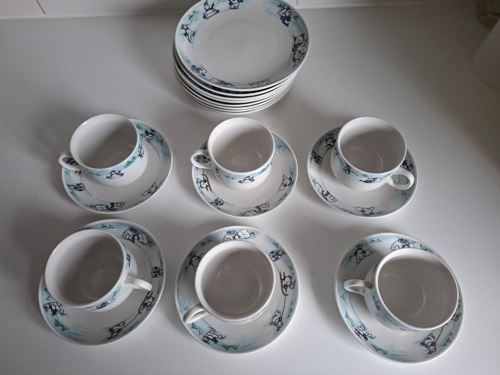 Servies met winterse pinguïnprint 6 kopjes, 6 schotels, 8, Gebruikt, Overige merken, Keramiek, Ophalen of Verzenden