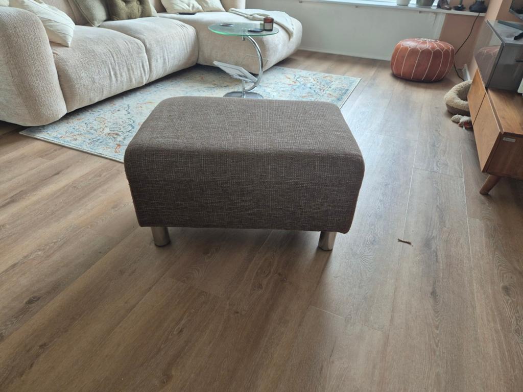 Bruine poef / hocker met chrome pootjes modern, Ophalen, Gebruikt, Vierkant, Stof