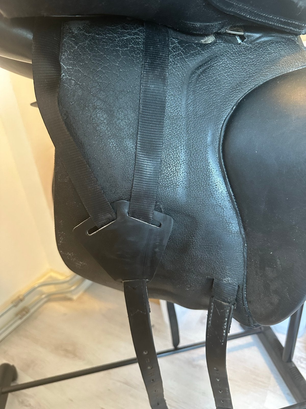Dressuurzadel 17,5inch zwart/bruin, Dieren en Toebehoren, Paarden en Pony's | Zadels, Ophalen, Dressuur