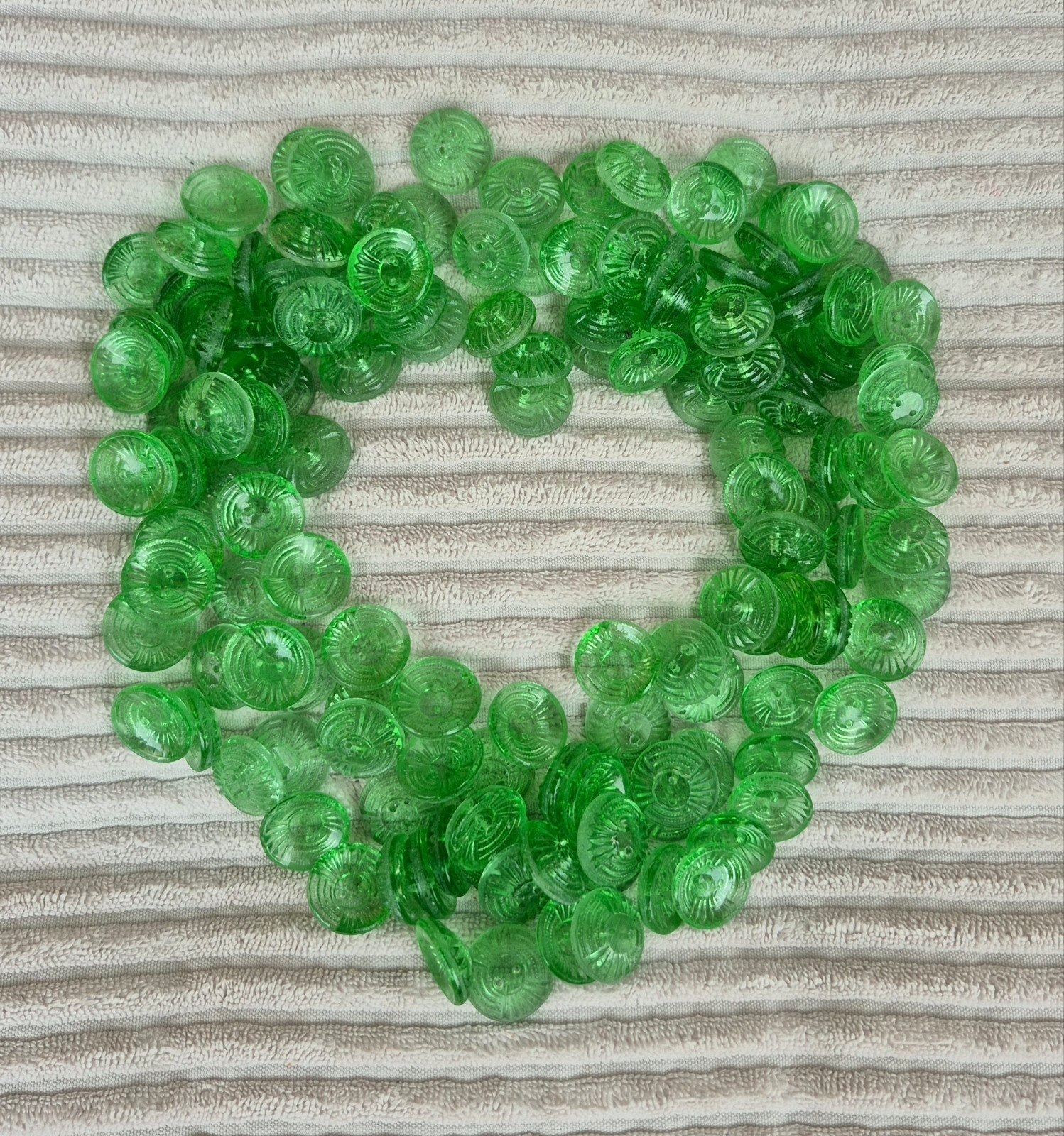 132 groene vintage art deco glazen knopen, Bohemen ca 1920, Ophalen of Verzenden, Knoop of Knopen