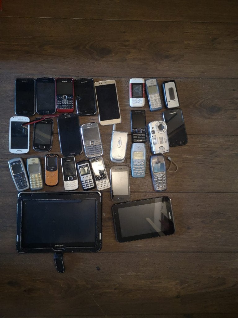 Grote partij (~26 stuks) oude mobiele telefoons + 2 tablets, Gebruikt, Overige modellen, Zwart, 3 tot 6 megapixel