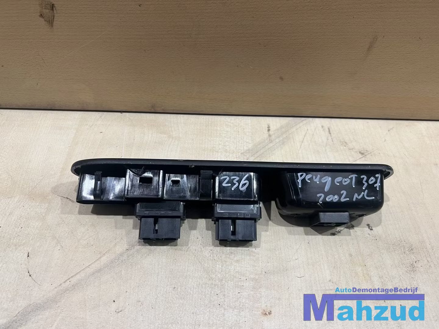 PEUGEOT 307 links voor raam schakelaar 2000-2007, Taurusavenue 1
2132 LS  Hoofddorp, NL, Gebruikt, Contact.group@renault.com, Stellantis N.V.