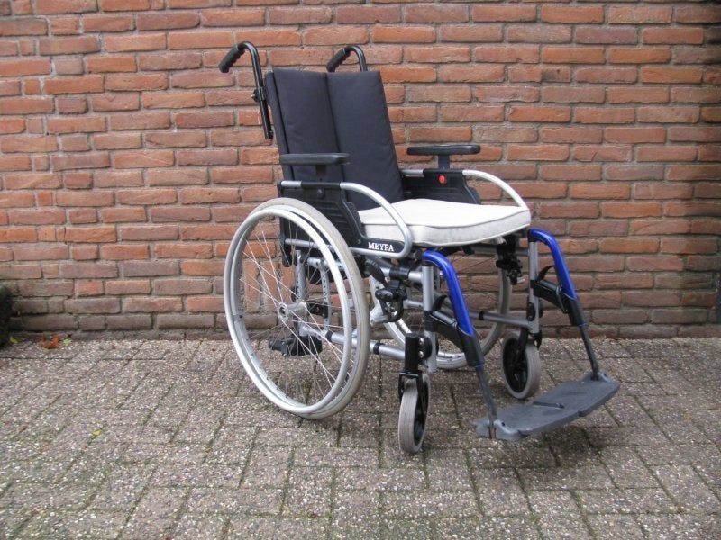 Meyra aluminium rolstoel 43cm druksteunen zijn verstelbaar, Diversen, Ophalen, Inklapbaar, Zo goed als nieuw, Duwrolstoel