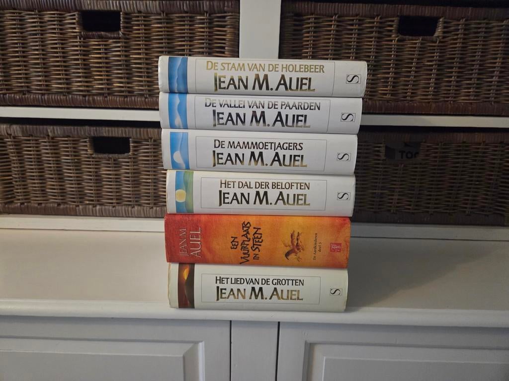 Jean M Auel -De aardkinderen, Boeken, Fantasy, Ophalen of Verzenden, Gelezen