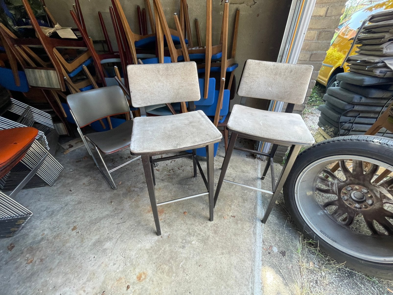 7 hoge barkrukken, staan in Hilversum, Huis en Inrichting, Barkrukken, 2 krukken, Ophalen, Gebruikt, 60 tot 90 cm