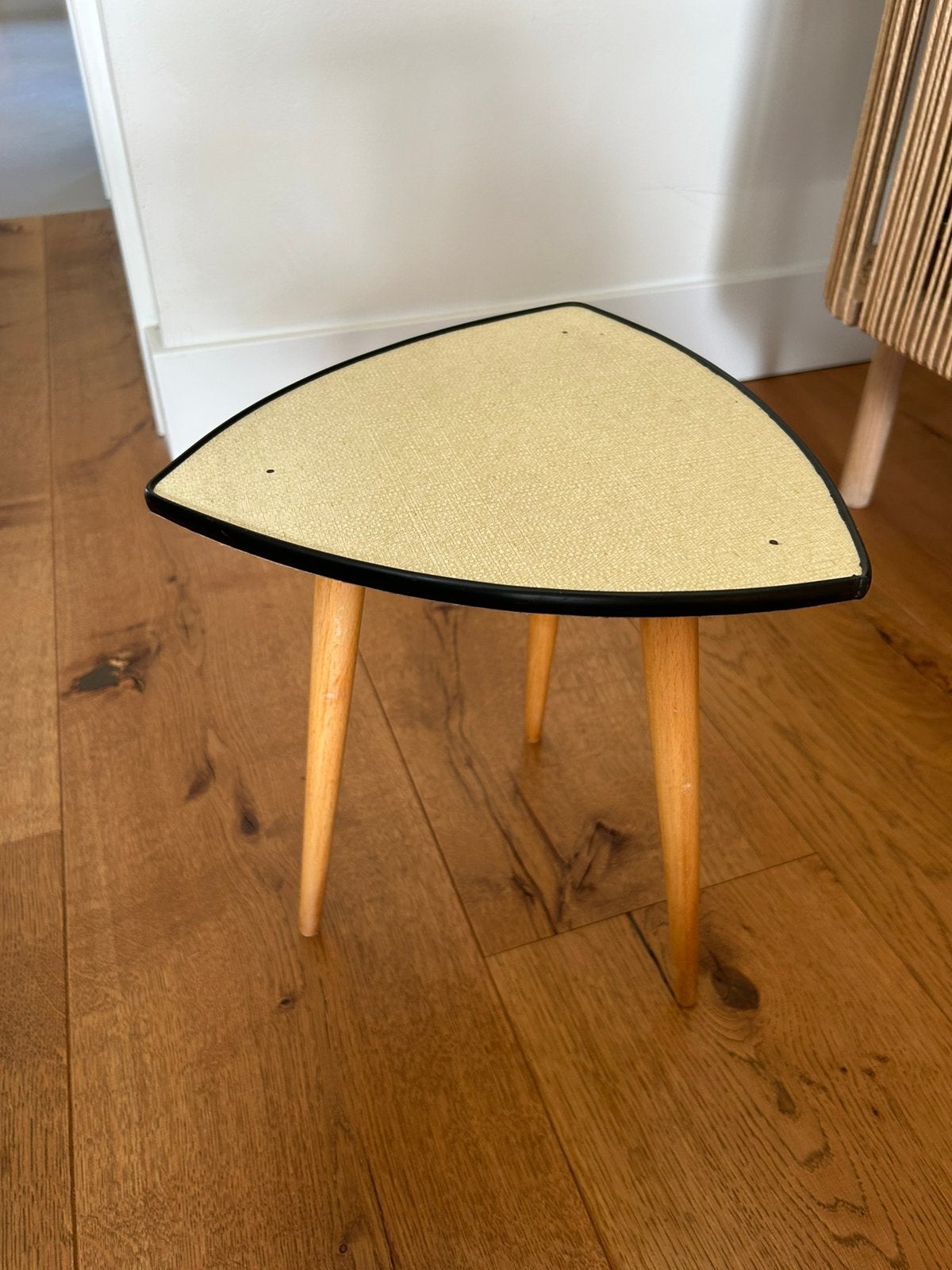 Vintage bijzettafel geel unieke vorm, Huis en Inrichting, Minder dan 45 cm, Minder dan 55 cm, Ophalen of Verzenden, Zo goed als nieuw