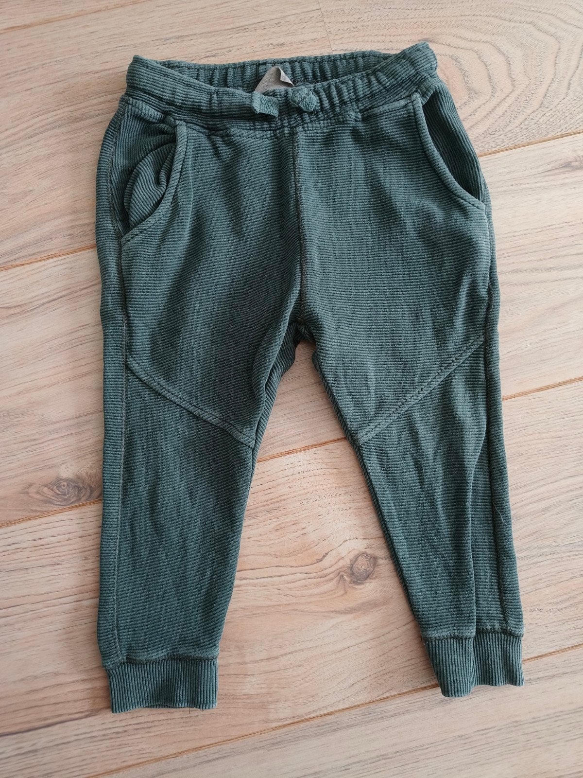 Joggingbroek ribstof Zara maat 92 groen, Broek, Gebruikt, Ophalen of Verzenden, Zara