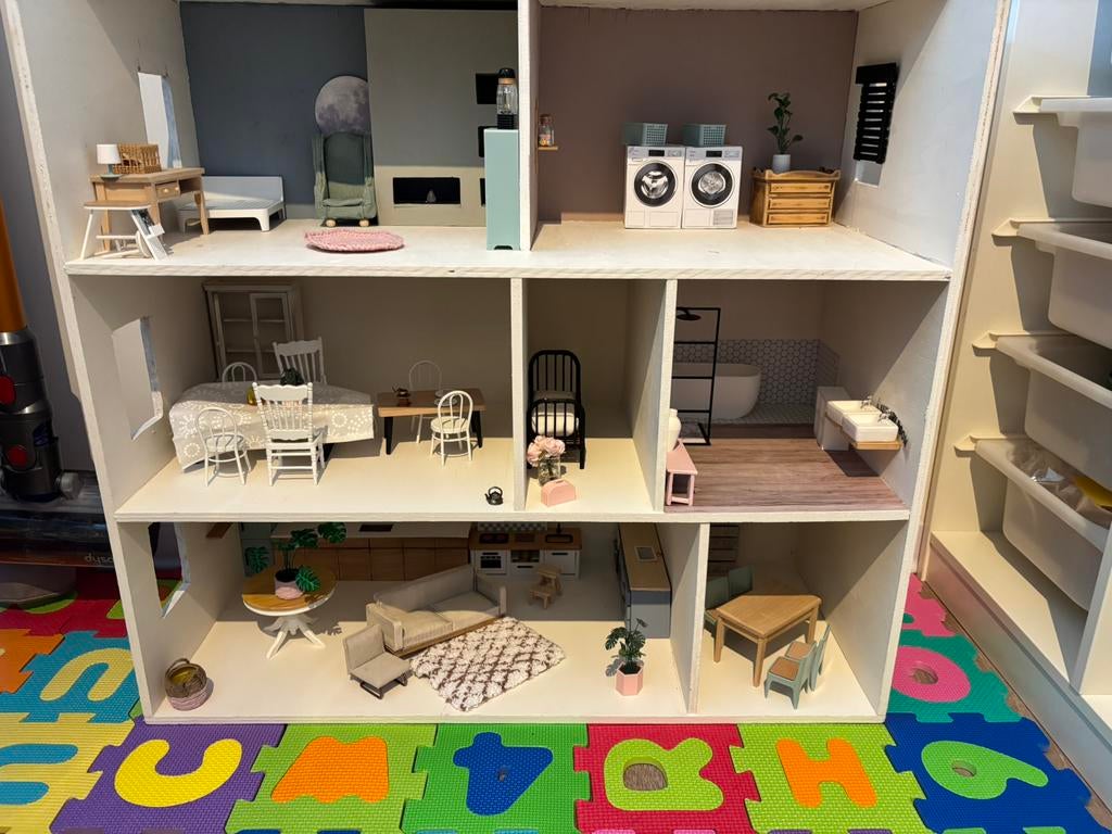 Uniek poppenhuis met veel details en accessoires, Verzamelen, Ophalen of Verzenden, Gebruikt, Poppenhuis