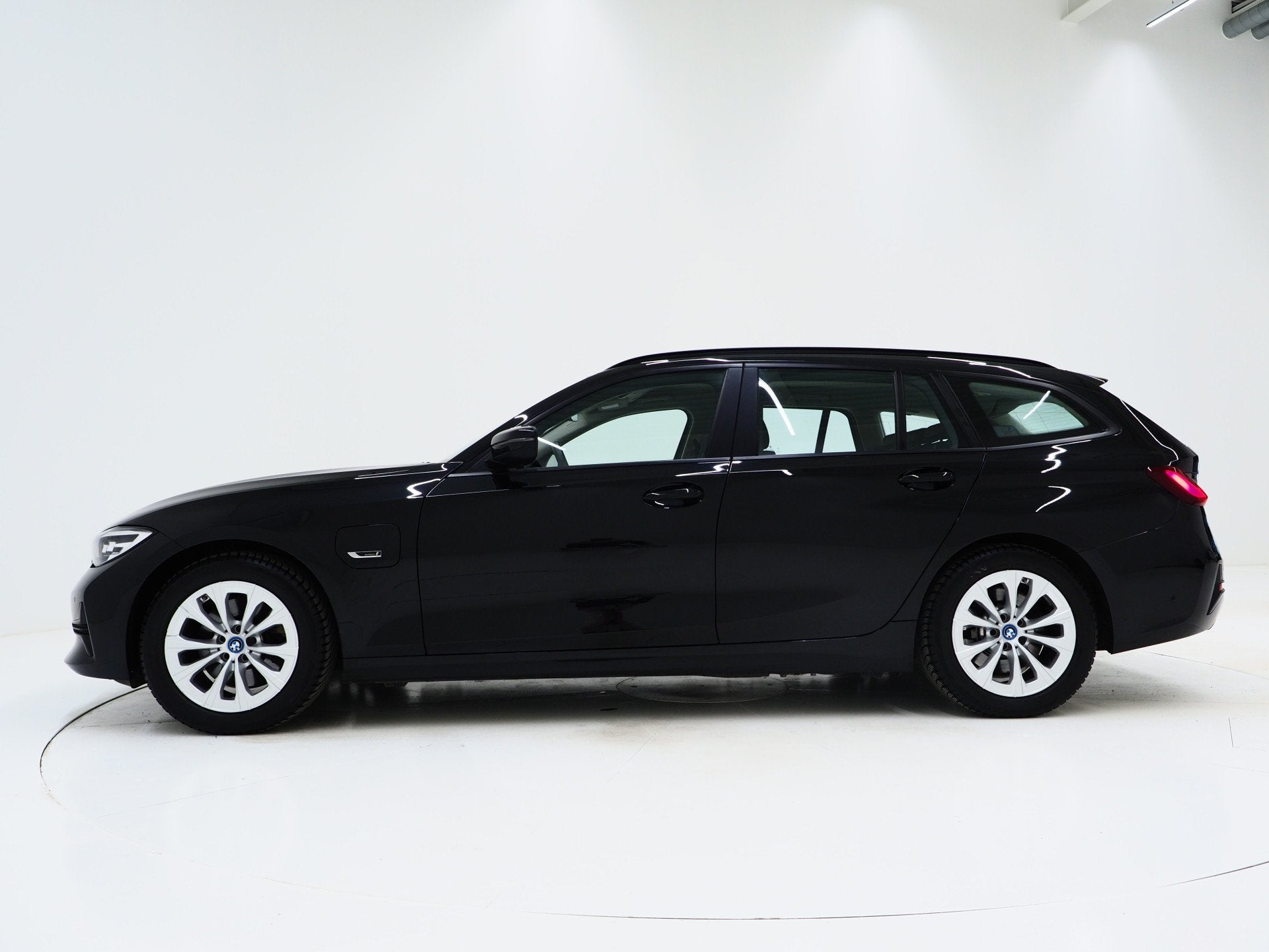 BMW 3 Serie Touring 320e Shadow Line | Camera | Trekhaak | L, Auto's, BMW, Automaat, 1998 cc, Gebruikt, Zwart