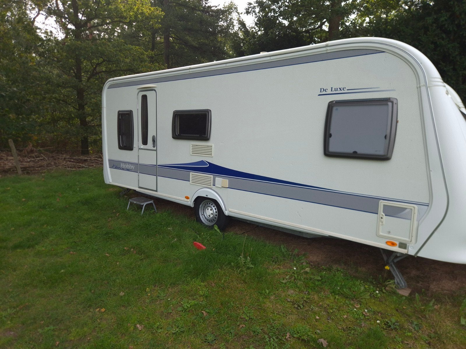 Hobby KMFE 560 De Luxe met 3 persoons stapelbed (totaal 7), Rondzit, Hobby, Frans bed, Disselslot