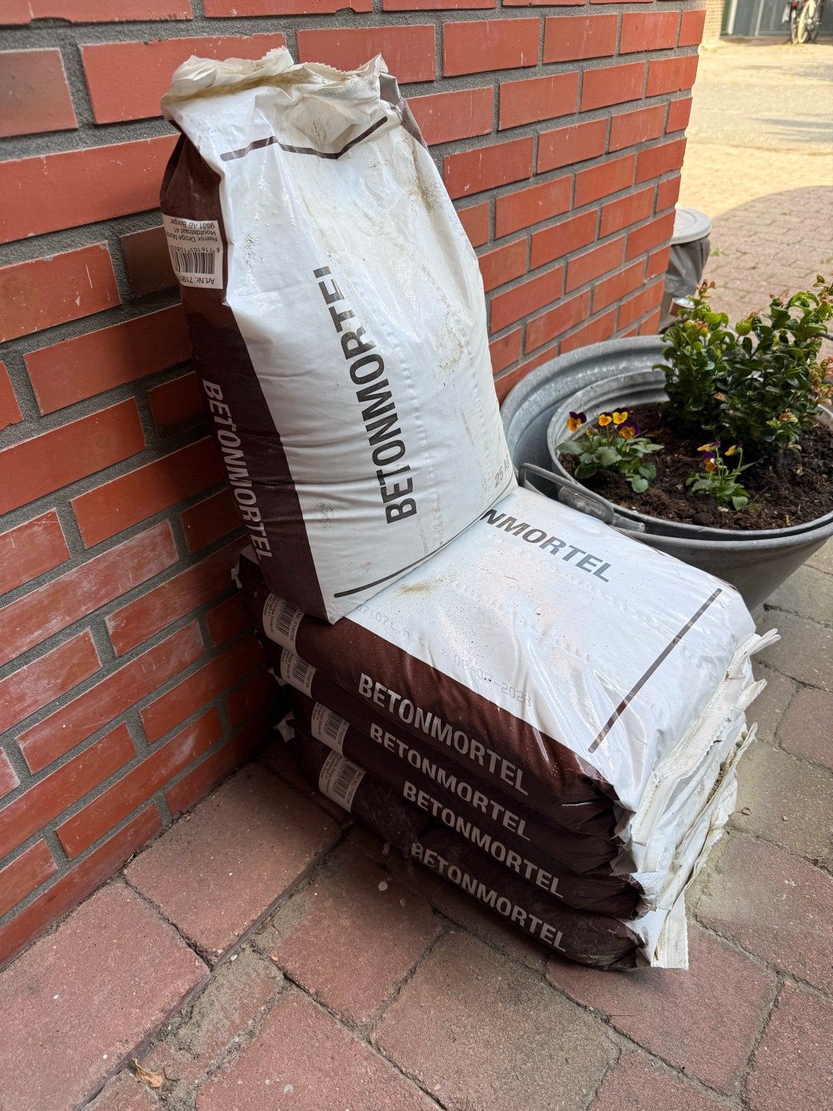 4,5 zakken betonmortel 25 kg, Ophalen, Zo goed als nieuw