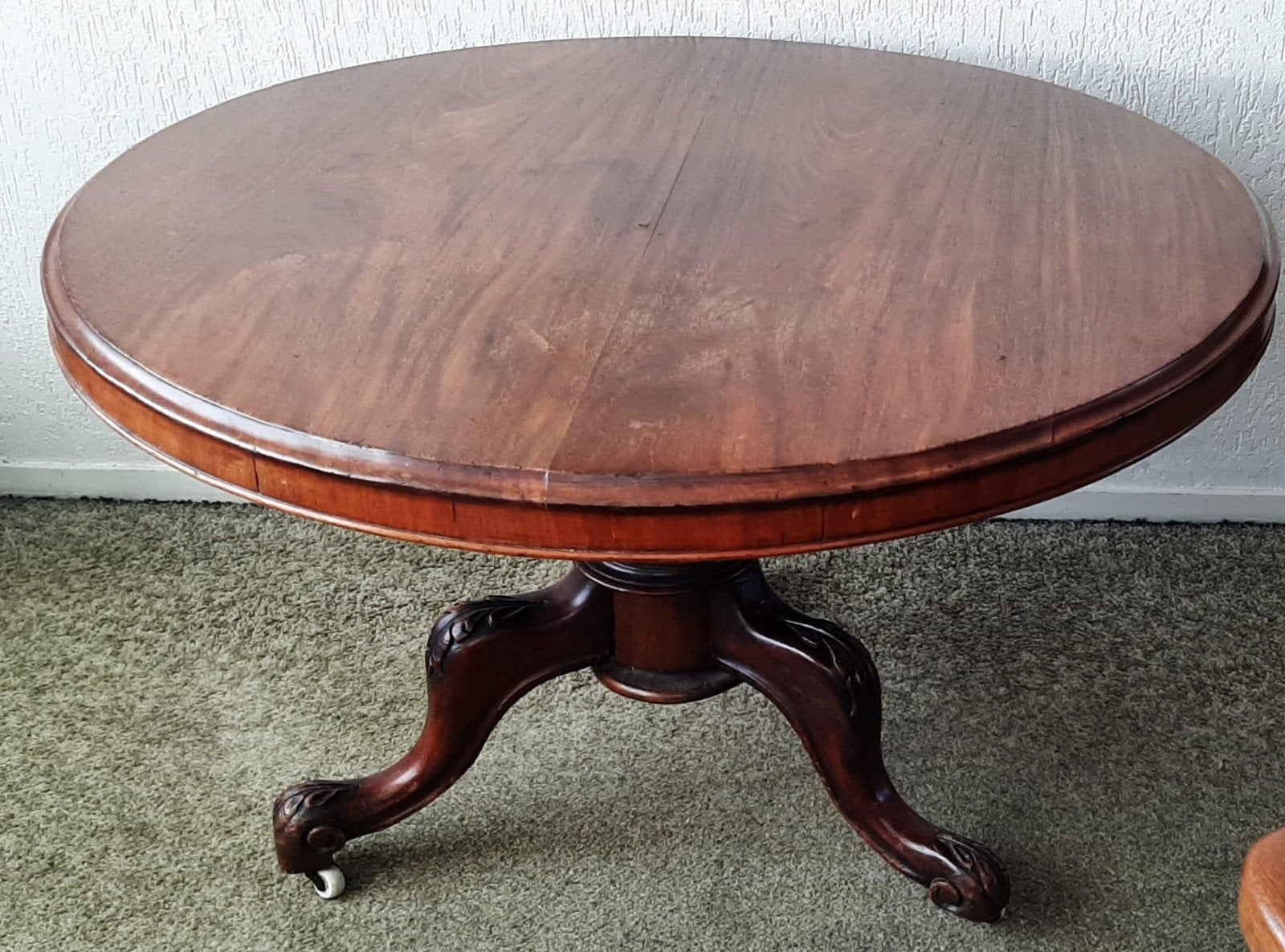 Engelse Victoriaanse ronde tafel., Ophalen