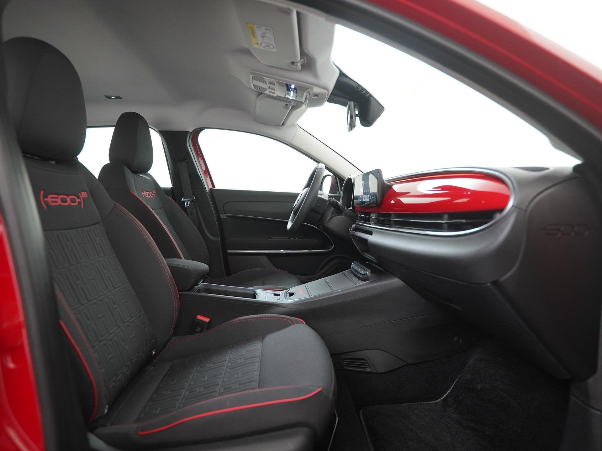 Fiat 600e RED 54 kWh | SOH 96% | Apple Carplay | Parkeersens, Auto's, 12 maanden, Stof, Gebruikt, 156 pk