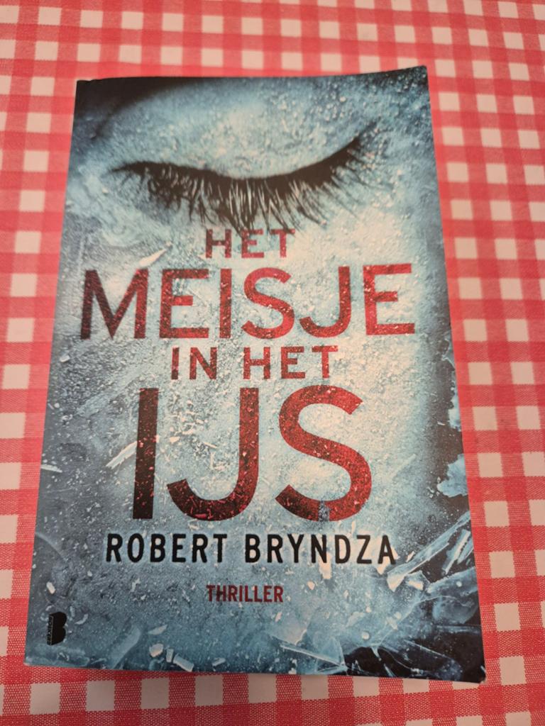 Het meisje in het ijs - Robert Bryndza thriller, Boeken, Thrillers, Gelezen, Nederland, Ophalen of Verzenden
