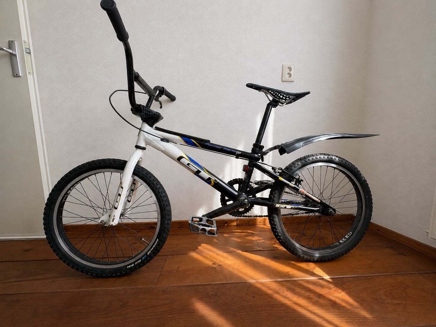 BMX GT met FOX shirt en nieuwe FOX handschoenen., Ophalen, 16 tot 20 inch, Velgrem, Stuur 360° draaibaar