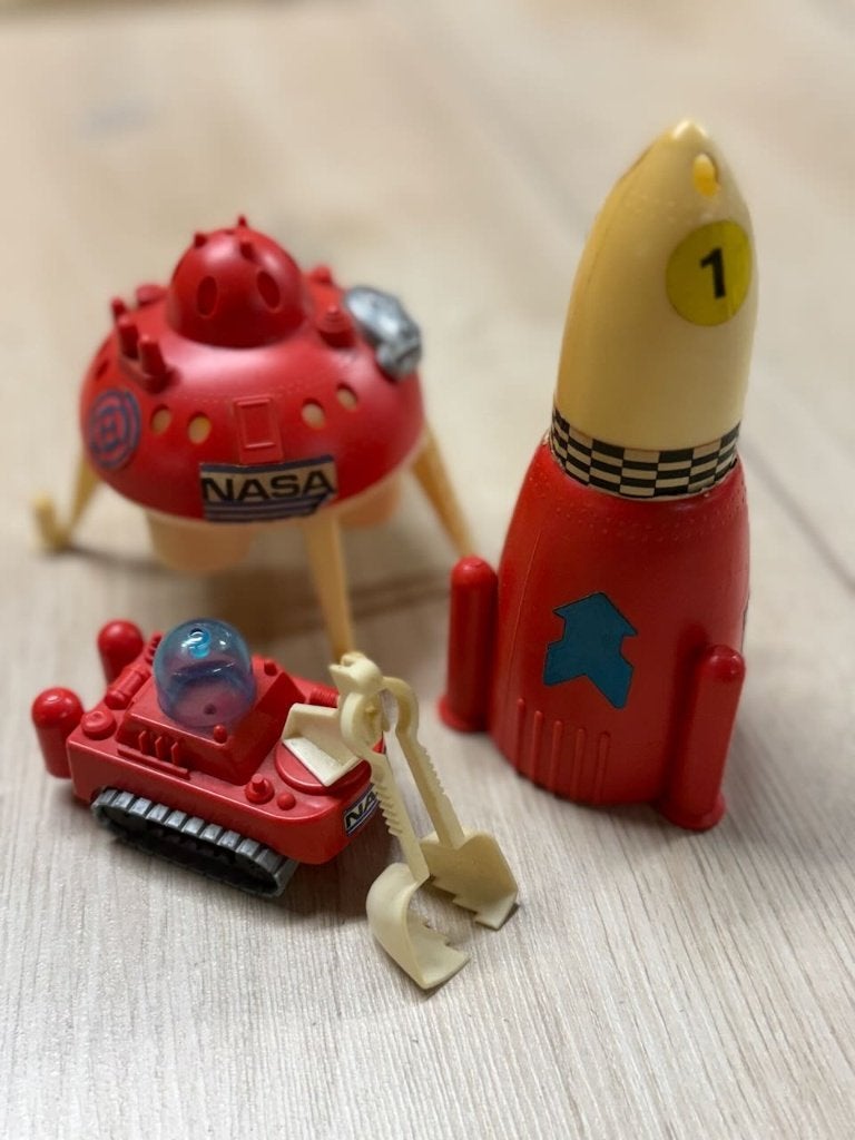 Vintage NASA ruimtevaart speelgoed – 3-delige set, Antiek en Kunst, Antiek | Speelgoed, Ophalen