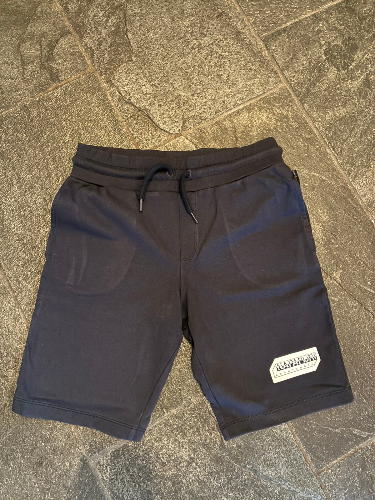 Napapijri sweat short/broek 170 /16, Kinderen en Baby's, Kinderkleding | Maat 164, Ophalen of Verzenden, Zo goed als nieuw, Jongen