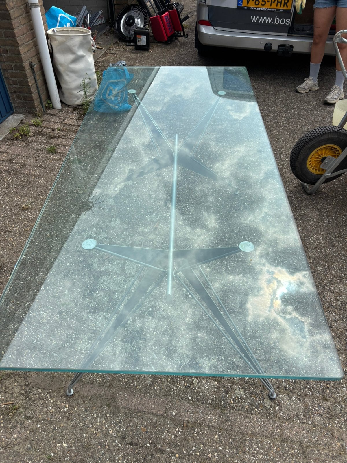 Glazen design eettafel met metalen onderstel, Ophalen, Gebruikt, 50 tot 100 cm, Glas