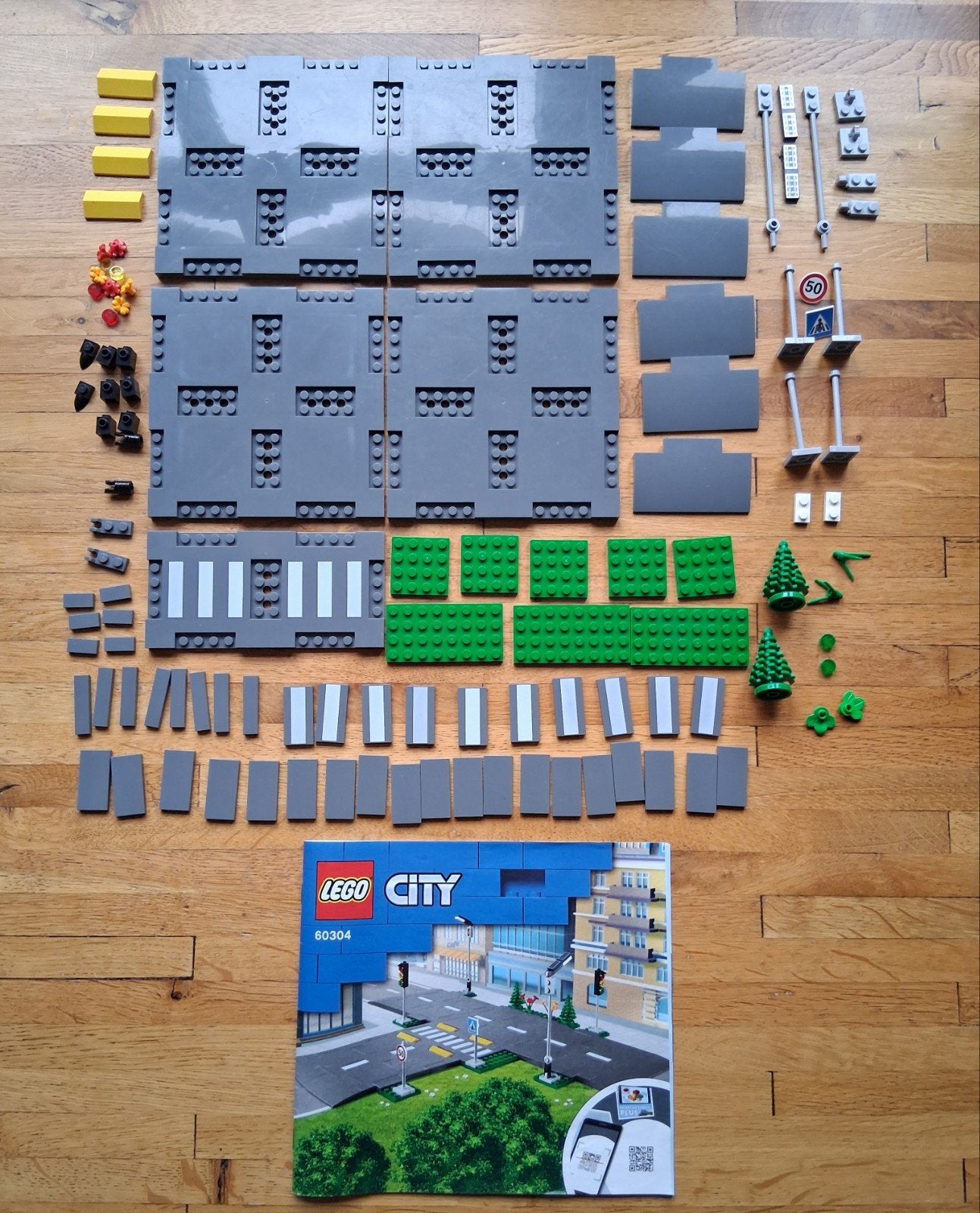 lego city 60304 set wegenplaten verkeerslichten borden bomen, Lego, Ophalen of Verzenden, Zo goed als nieuw, Complete set