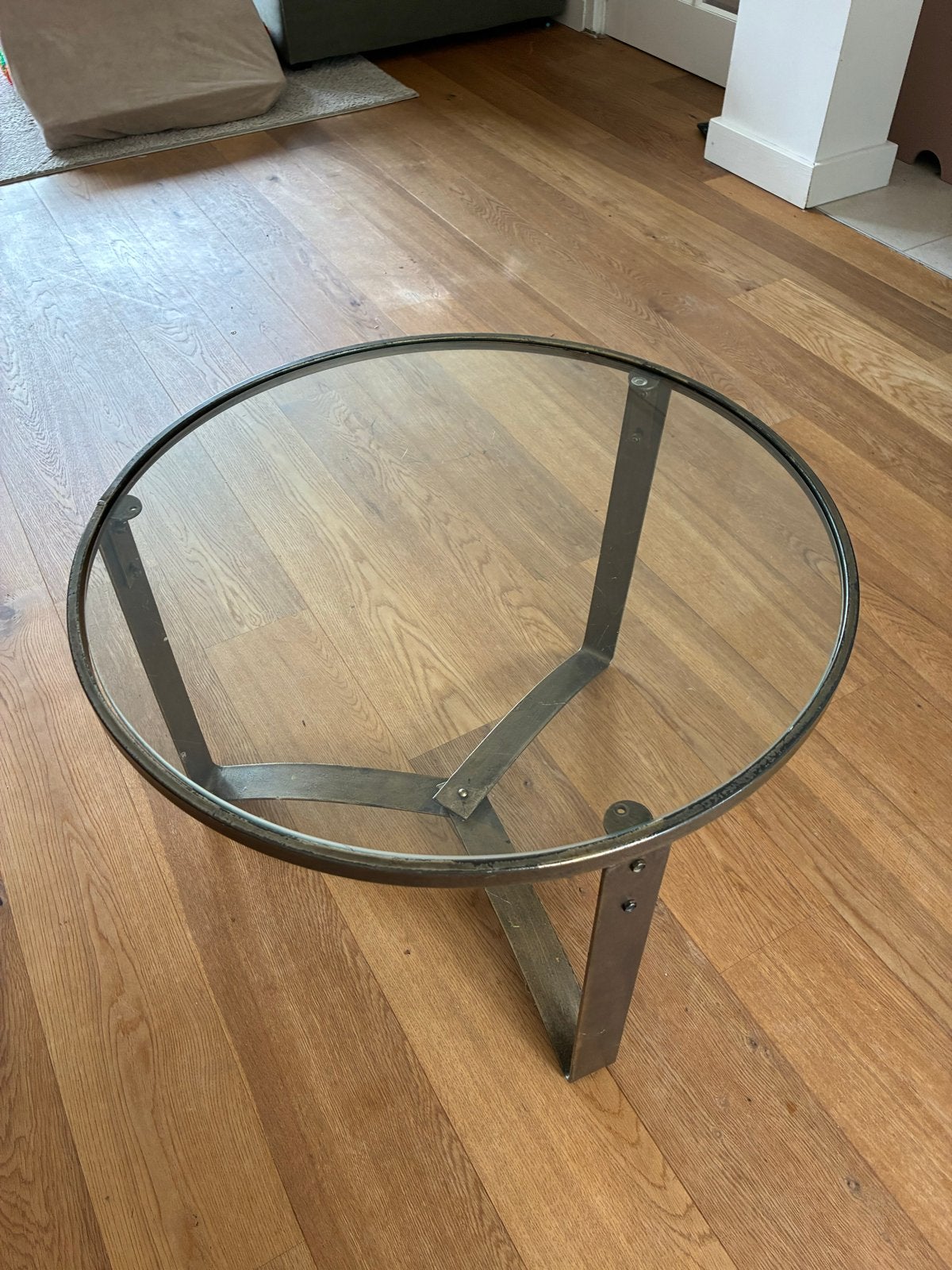 Ronde salontafel met glazen blad en metalen onderstel, Ophalen, Gebruikt, Rond, 50 tot 100 cm