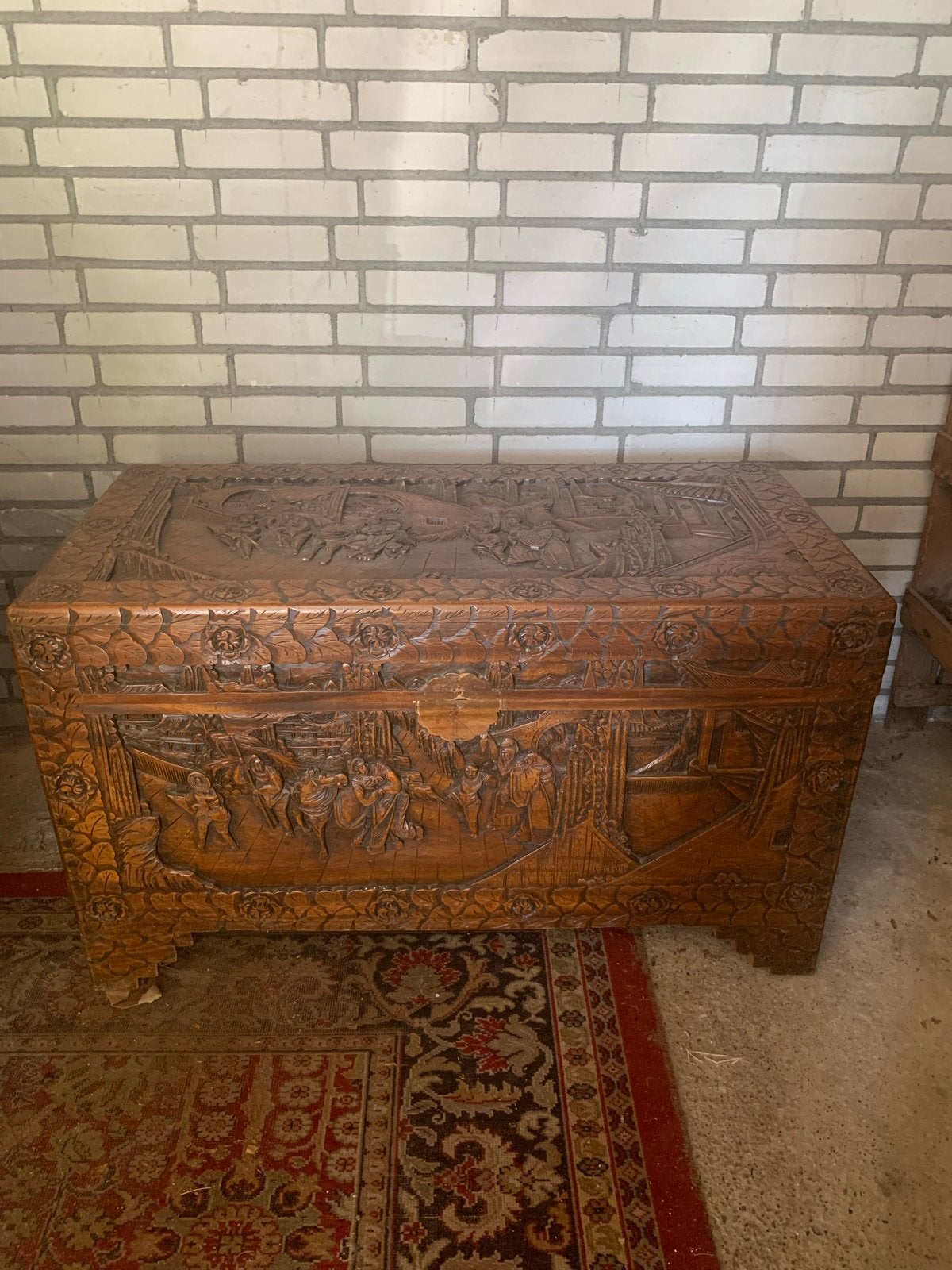 Antieke Chinese Kist met Gedetailleerd Houtsnijwerk, Ophalen